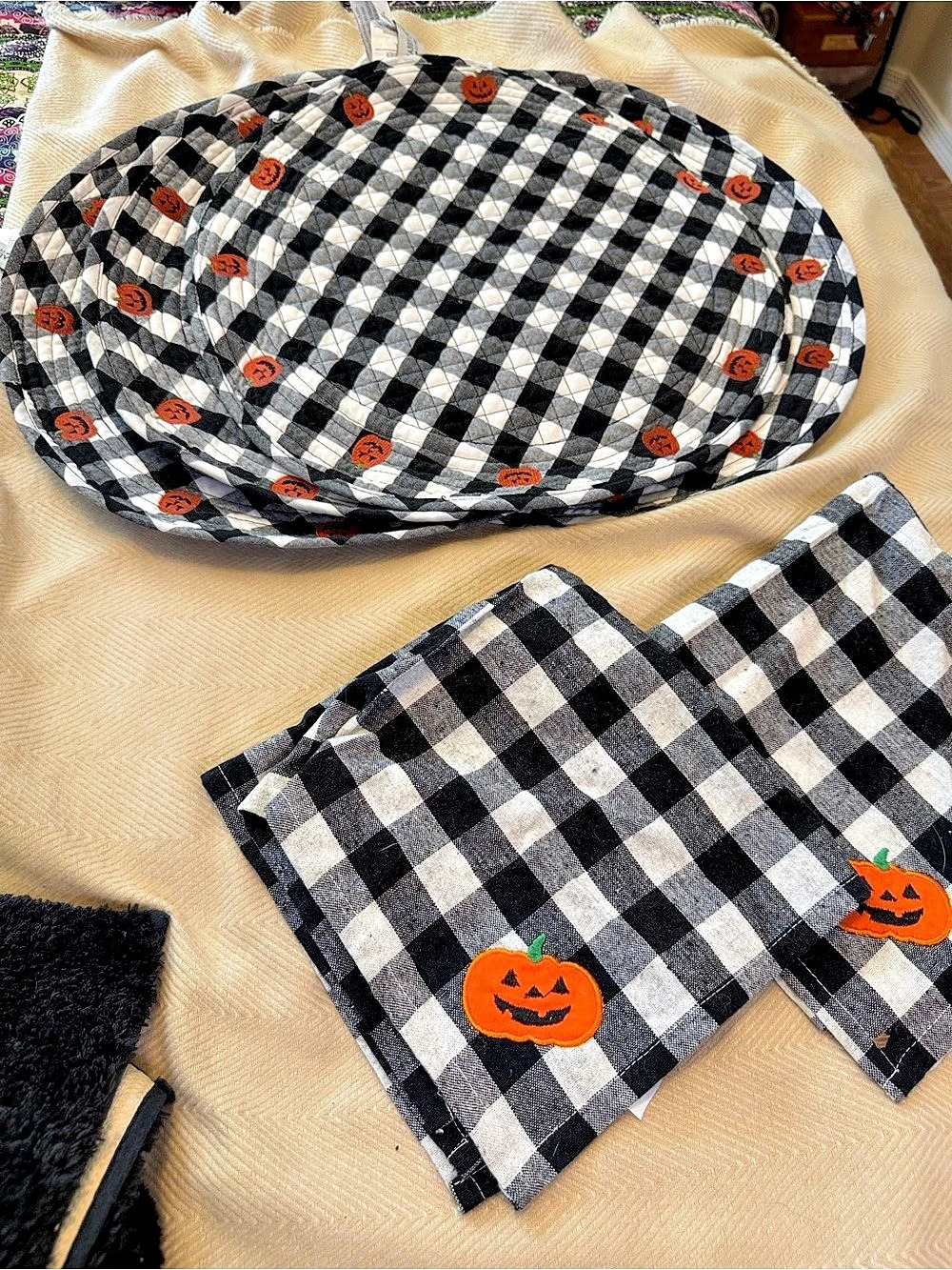 Shabby chic Halloween Checkered placemat Set in Black & White Like New